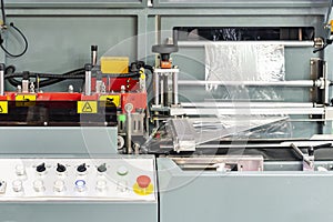 Automatic plastic film wrapping or packing machine for goods or product etc in industrial work
