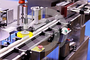 Automatic round bottle sticker labeling machine