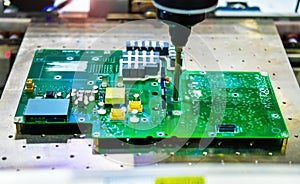 Automatic screwdriving technology on the electronic circuit board in the factory