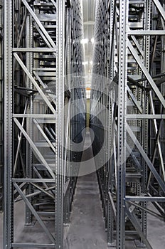 Automatic shelves system in a logistic warehouse