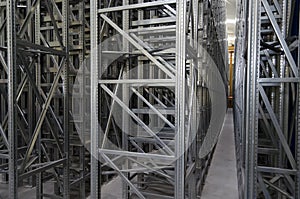 Automatic shelves system in a logistic warehouse