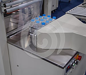 Automatic shrink wrapping machine