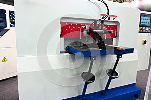 Automatic single-sided spike cutting machine for milling spikes of all types