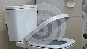 Automatic smooth closing of the toilet Lid.