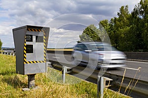 Automatic speed camera