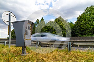 Automatic speed camera