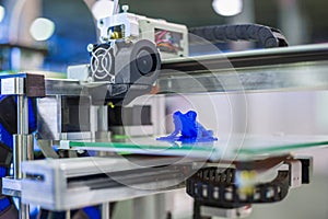 Automatic three dimensional 3D printer machine printing plastic model