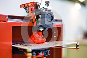 Automatic three dimensional 3D printer machine printing plastic model