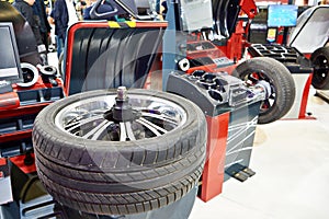 Automatic tire changer