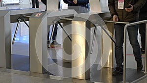 Automatic turnstile with sliding doors to control the flow of people