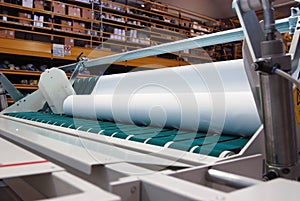 Máquina para cortar una gran variedad de productos diferentes de la alfombra, compuesto, tapicería y PVC.