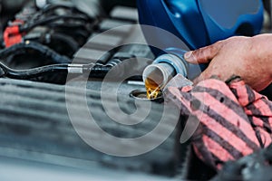 Automechanic changing motor oil