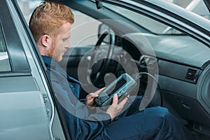Automechanic using car diagnostic tool