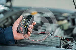 Automechanic using digital multimeter