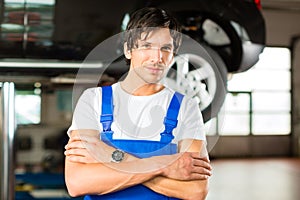 Automechaniker in seiner Werkstatt photo