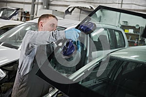 Automobile windshield or windscreen replacement