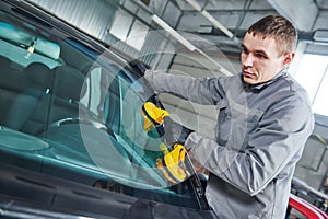 Automobile windshield or windscreen replacement