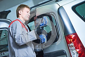 Automobile windshield or windscreen replacement