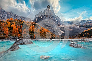 Otono Montana alta turquesa glaciar, dolomitas 