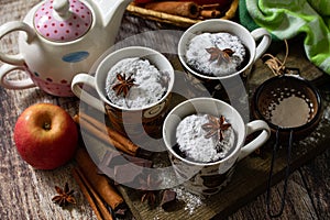 Autumn apple pie mugcake with red apples and spices o