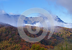 Autunno montagna allineare. nebbie un la Valle 