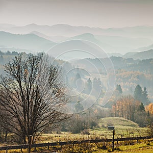 Jesenné hmlisté hory krajina Slovensko