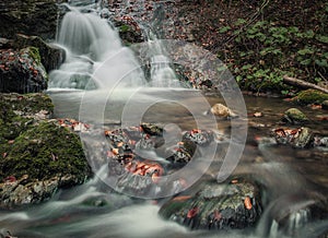 Vodopád jesenného lesa pri Terchovej, Slovensko