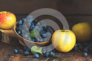 Autunno raccolto blu prugnolo frutti di bosco un mele sul di legno tavolo 