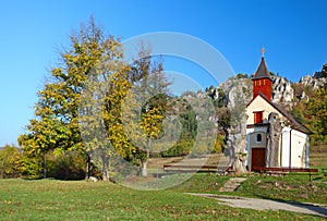 Podzimní krajina s kaplí