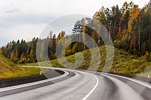 Podzim. na dálnice. cestovat podle auto. ostrý otáčet na dálnice. krásný podzim les kolem cesty 