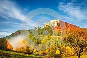 Podzimní krajina se středověkým hradem Lietava u města Žilina.