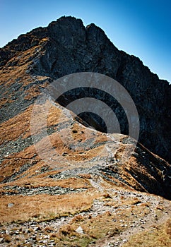 Podzimní krajinářský hřeben na skalnatý vrchol