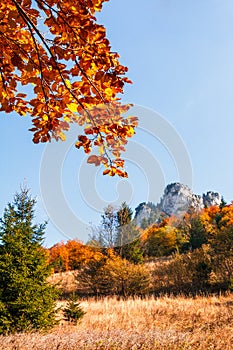 Jesenná krajina, skaly a stromy v jesenných farbách.