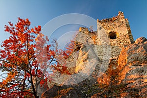 Podzimní krajina při západu slunce se středověkou zříceninou hradu Hricov