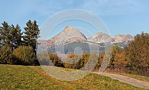 Podzimní louky u polní cesty, hora krivák vrchol slovenský symbol, jak je patrné z vesnice vazec v dálce