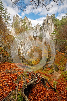 Jesenná horská krajina so skalnou bránou
