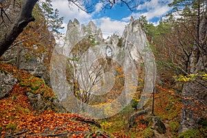 Podzimní horská krajina se skalní branou