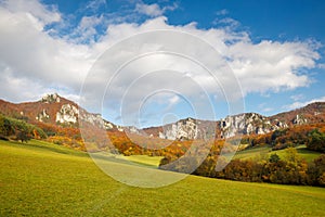 Jesenná horská krajina so skalnatými kopcami