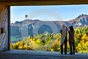 Jesenná príroda - tmavý drevený rám. Fotografia na pozadí s priestorom na úpravy. Súľov, Slovensko