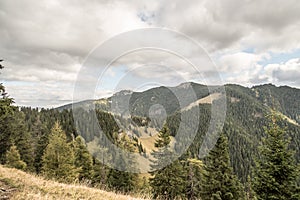 Podzimní pohoří nizke tatry z turistické stezky u kopce Pusté nad Demänovskou dolinou na Slovensku