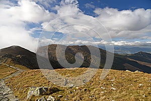 Podzimní pohoří Nízké Tatry poblíž vrcholu hory Derese na Slovensku