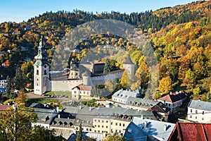 Podzim ve starém městě s historickými budovami v banské štiavnici, slovensko, unesco