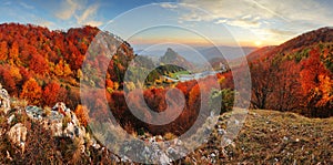 Podzimní panorama krajiny při západu slunce na Slovensku, Vršatec