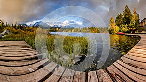 Podzimní panorama horského jezera Štrbské pleso v národním parku Vysoké Tatry