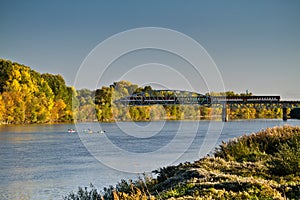 Jesenná scéna pri rieke