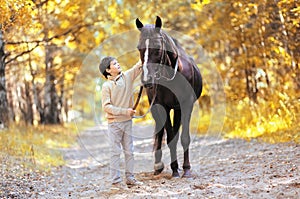 Autunno stagione Contento ragazzo un un cavallo 