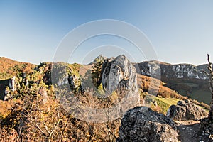 Jesenné Súľovské skaly zo zrúcaniny Súľovského hradu na Slovensku