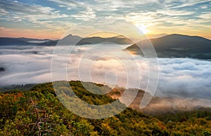 Jesenný východ slnka nad hmlou a lesnou krajinou, Slovensko, Nosice