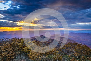 Otono atardecer en azul peine montanas 