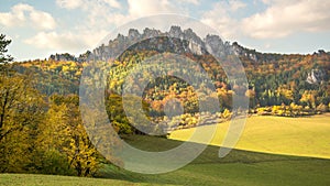 Jesenný západ slnka panoráma súľovských skál a prírody, Slovensko